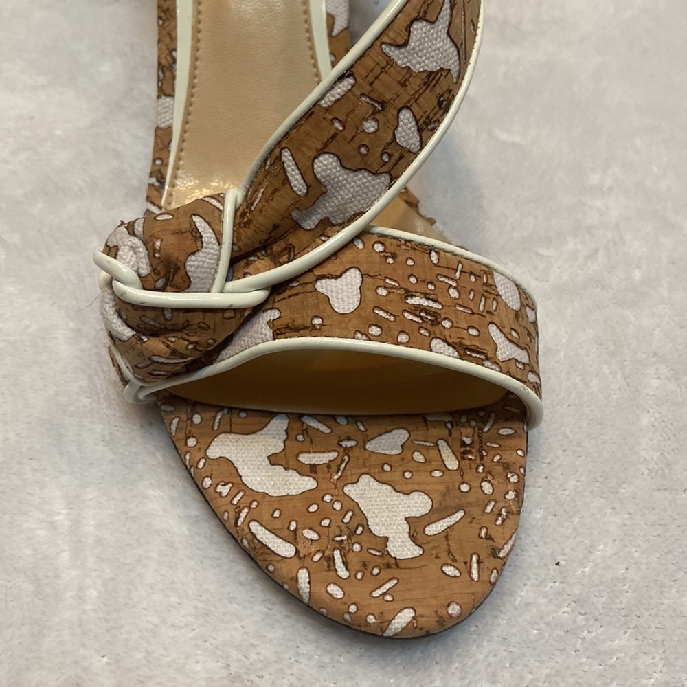 J Renee Tan and White Shoes Size 10 1/2M - Picture 11 of 12
